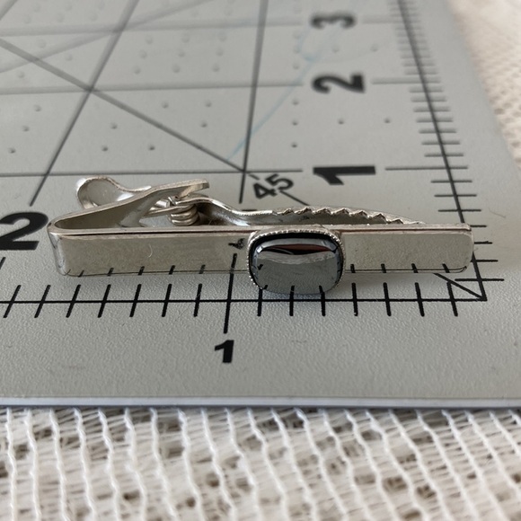 Men’s Vintage Cuff Links and Tie Bar. Silver toned/Black stone embellishment. - Picture 6 of 6